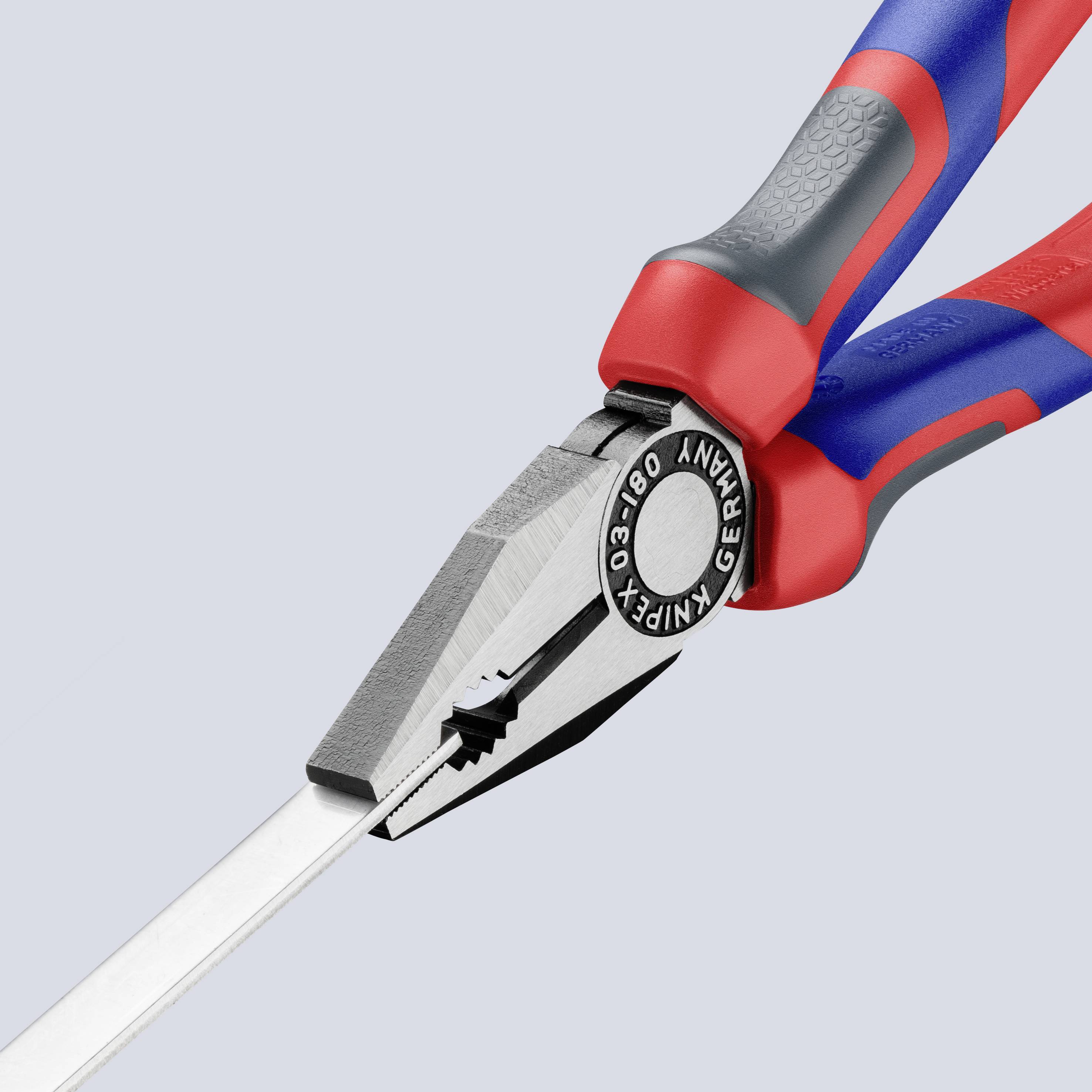 Een tang met een blauw-rode handgreep grijpt stevig een metalen onderdeel vast.