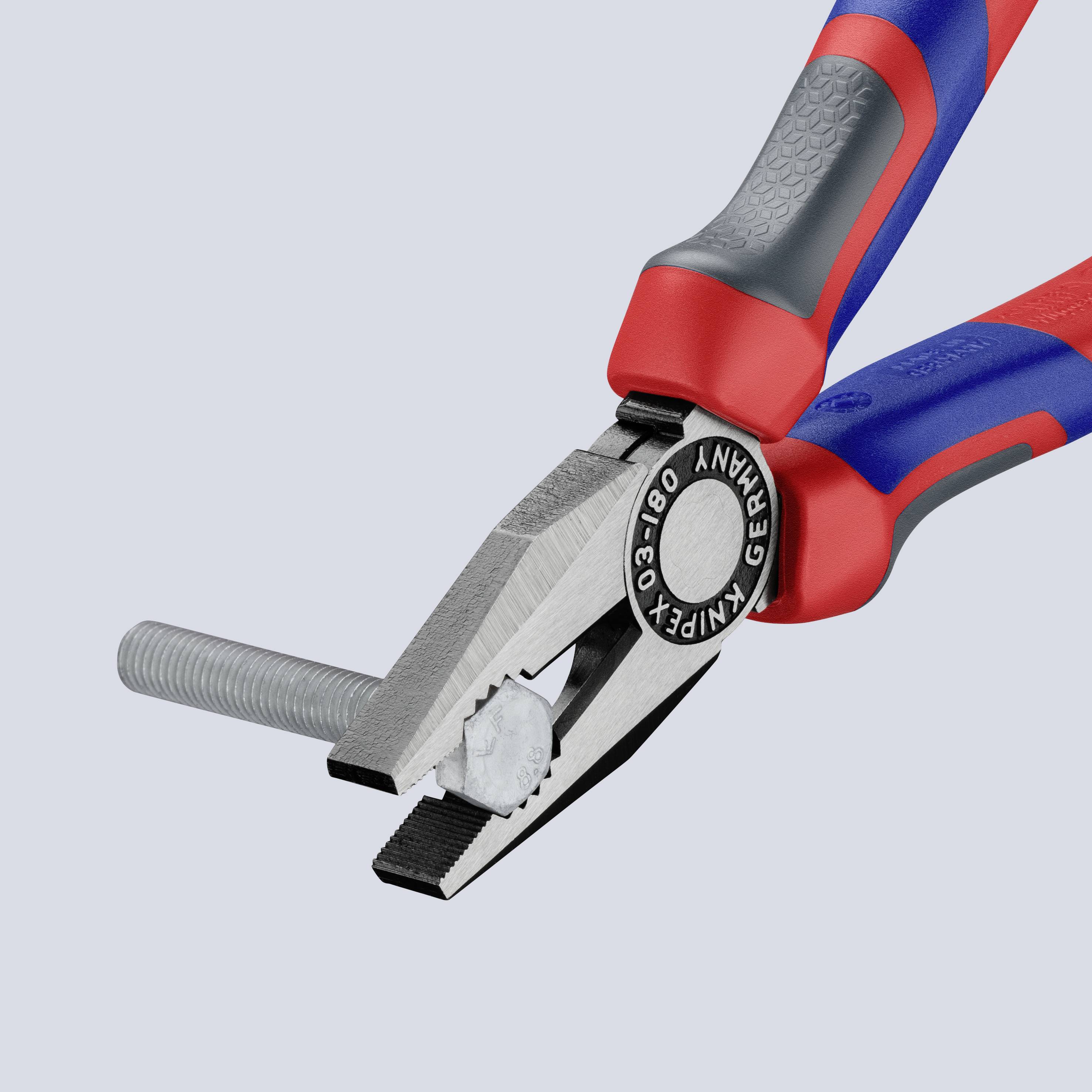 Een tang grijpt met een stevige greep een metalen bout, klaar om hem te knippen of te buigen, met een blauw-rood handvat.