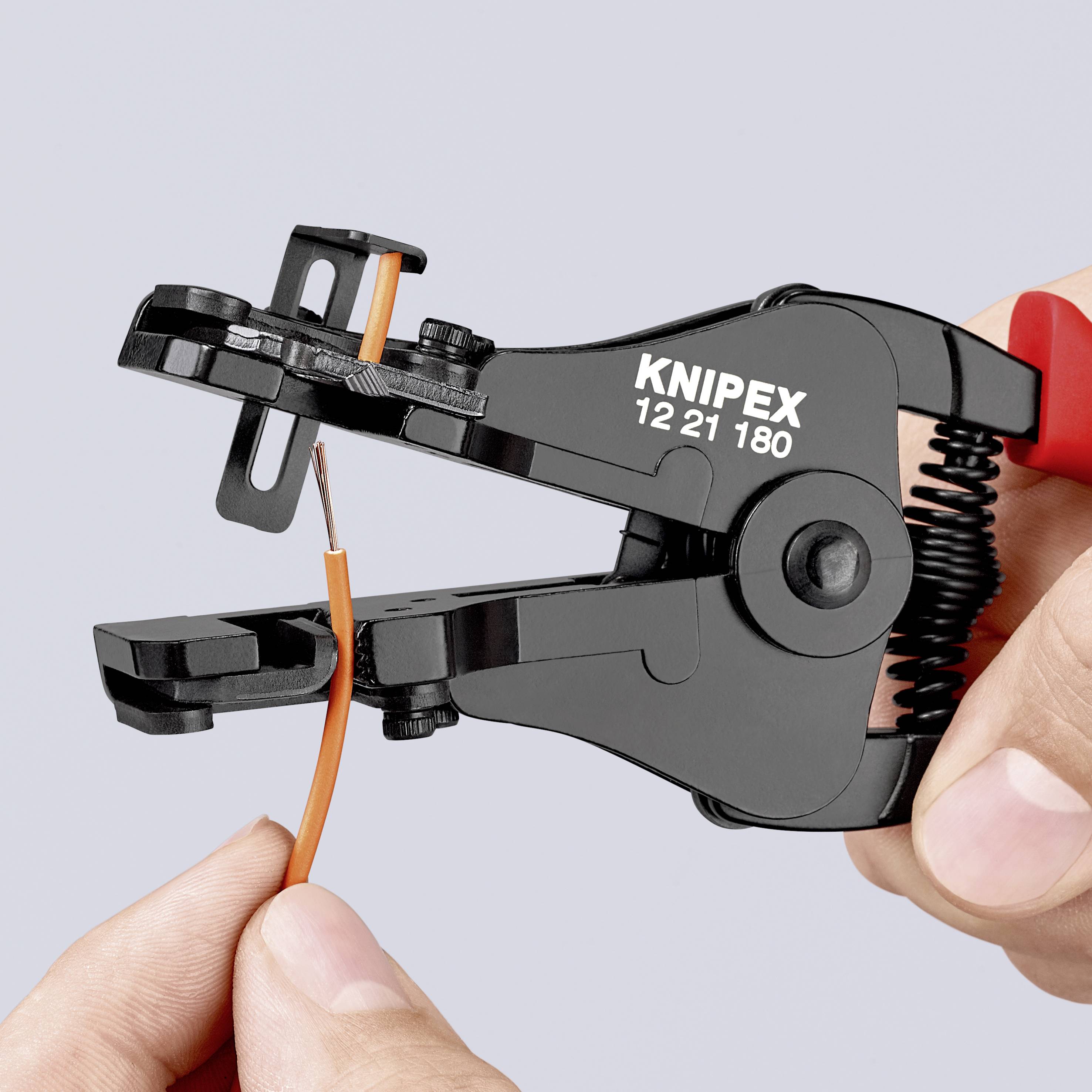 Een hand houdt een striptang van het merk Knipex vast, die een kabel nauwkeurig ontmantelt.