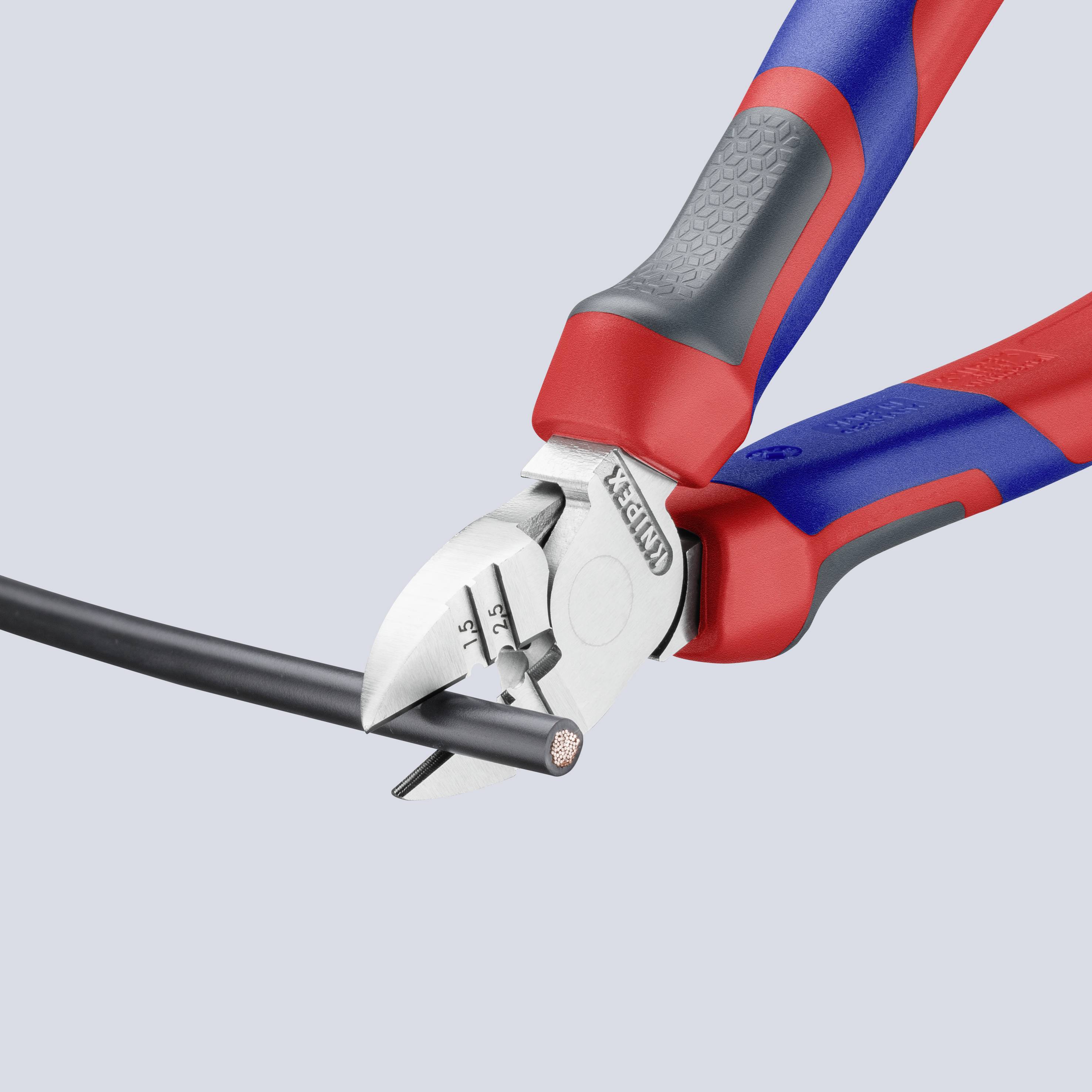Zijkniptang knipt zwart kabel, rode en blauwe handgrepen zichtbaar. Gereedschap heeft meetschaal, precisie-knippen van kabels.