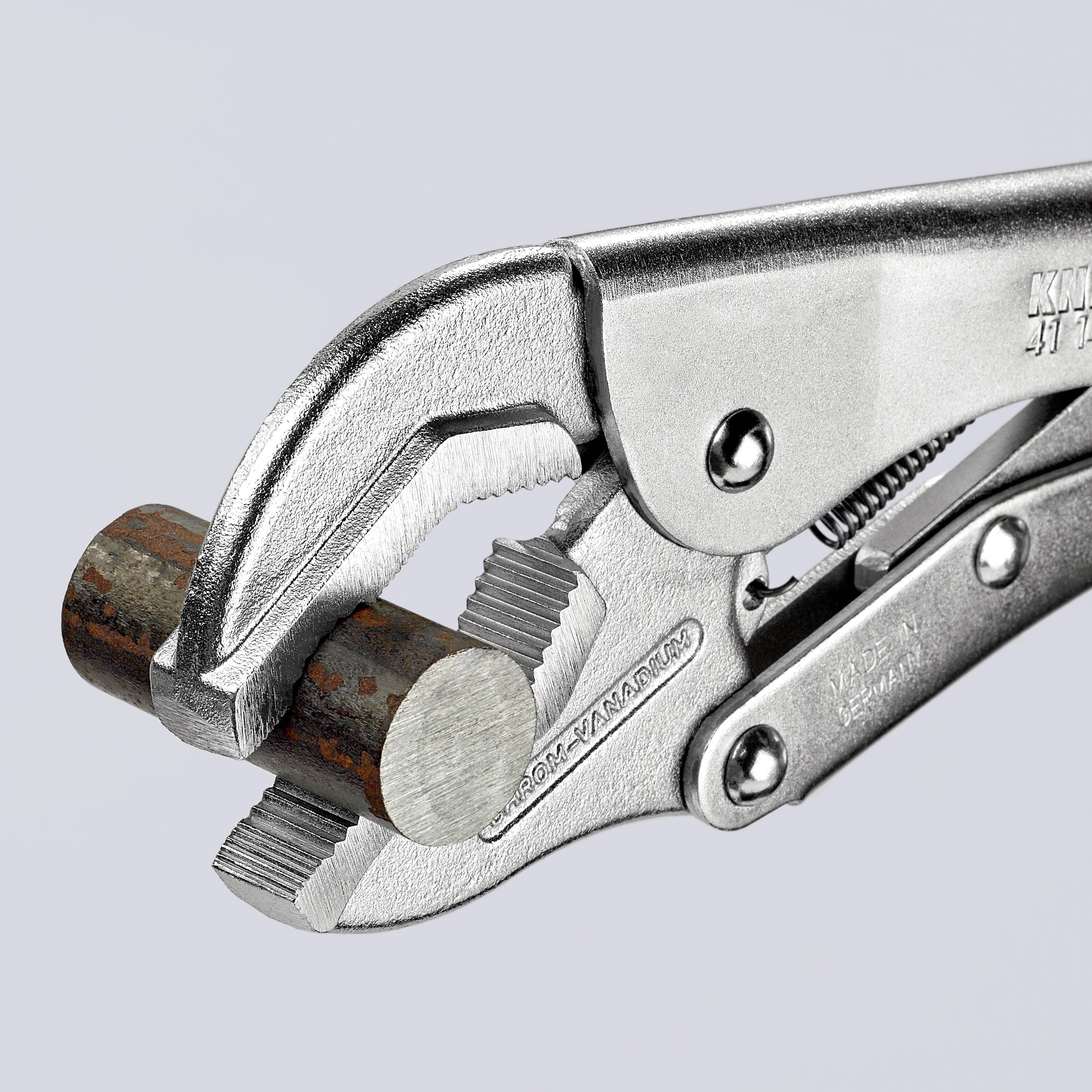 Pijptang zit muurvast aan een roestig buisje. Gereedschap toont drukkracht, essentieel voor installatie- en reparatiewerkzaamheden.