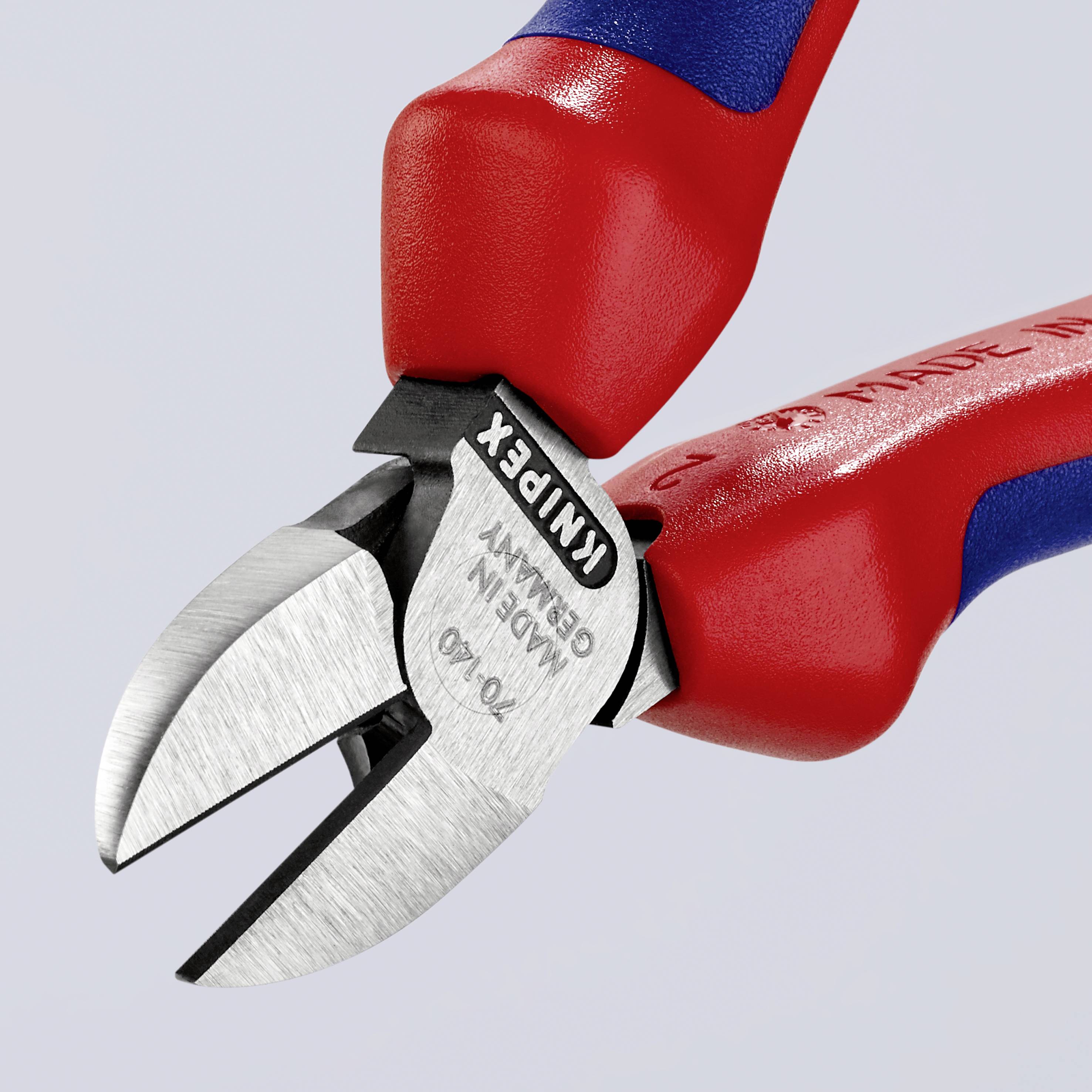 Een rode en blauwe kniptang met het opschrift 'Knipex'. Geschikt voor het knippen van draden of kabels.