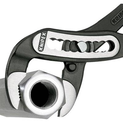 Knipex verstelbare tangen grijpen een metalen zeskantmoer vast, close-up op een witte achtergrond.