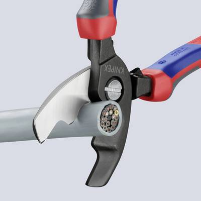 Een elektrische tang snijdt een dik kabel met koperen draden door. De tang heeft rode en blauwe handgrepen voor een betere grip.