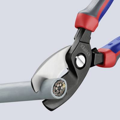 Kabelkniptang snijdt een kabel door. Kunststof mantel en kabeldraad zijn zichtbaar. Hoofdfunctie: kabel doorsnijden.