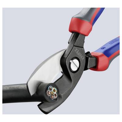 Een kabelschaar snijdt moeiteloos een meeraderige kabel door. De messen zijn scherp en precies, de greep biedt een stevige houvast.