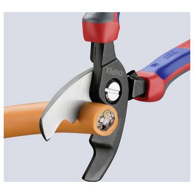 Tang met rode en blauwe handgreep knipt een oranje kabel door.