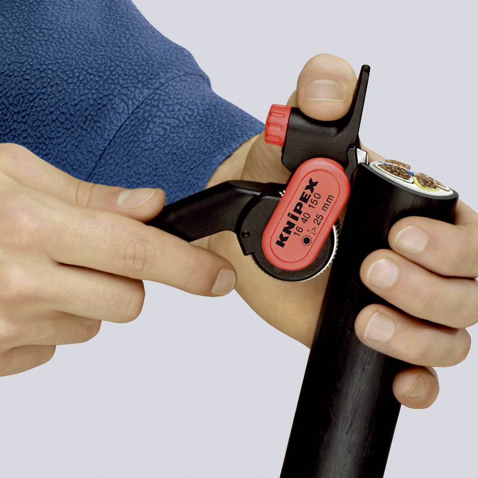 Een persoon gebruikt een kabelstripper om een kabel nauwkeurig te ontmantelen. Het gereedschap toont markeringen voor verschillende diameters.