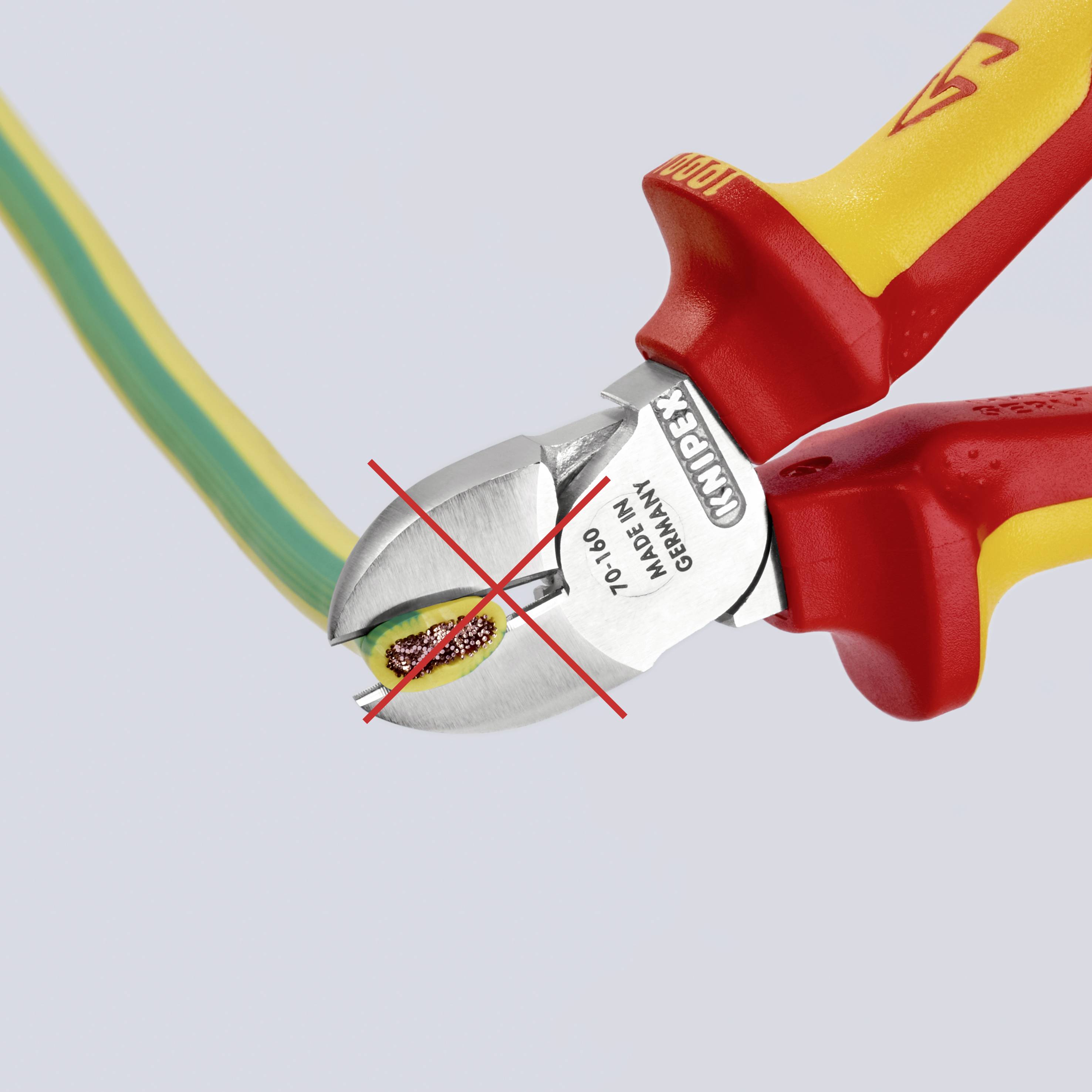 Nijptang knipt gele kabel door. Metalen nijptang met rode en gele rubberen handgrepen.