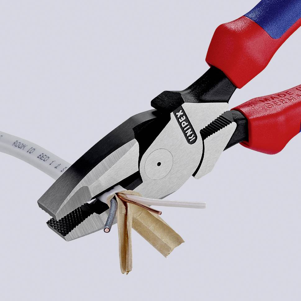 Zange knipt verschillende bruine kabelbinders. Handgrepen zijn rood en blauw.