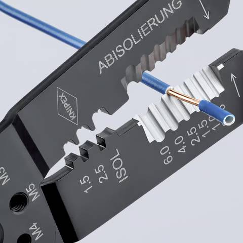Draadstripper met verstelbare snijsleuven, gelabeld 'ABISOLIERUNG', die isolatie van een blauwe elektrische draad verwijdert.