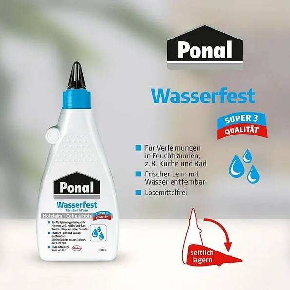 Een lijmflesje gelabeld 'Ponal Watervast' voor gebruik in vochtige ruimtes zoals keukens en badkamers. Oplosmiddelvrij en waterverdunbaar. Opslaan op zijn zij.