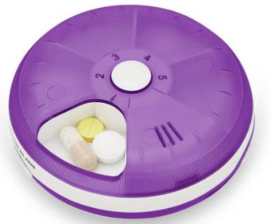 Paarse pillendoos met vijf vakjes, geopend vak toont verschillende tabletten.