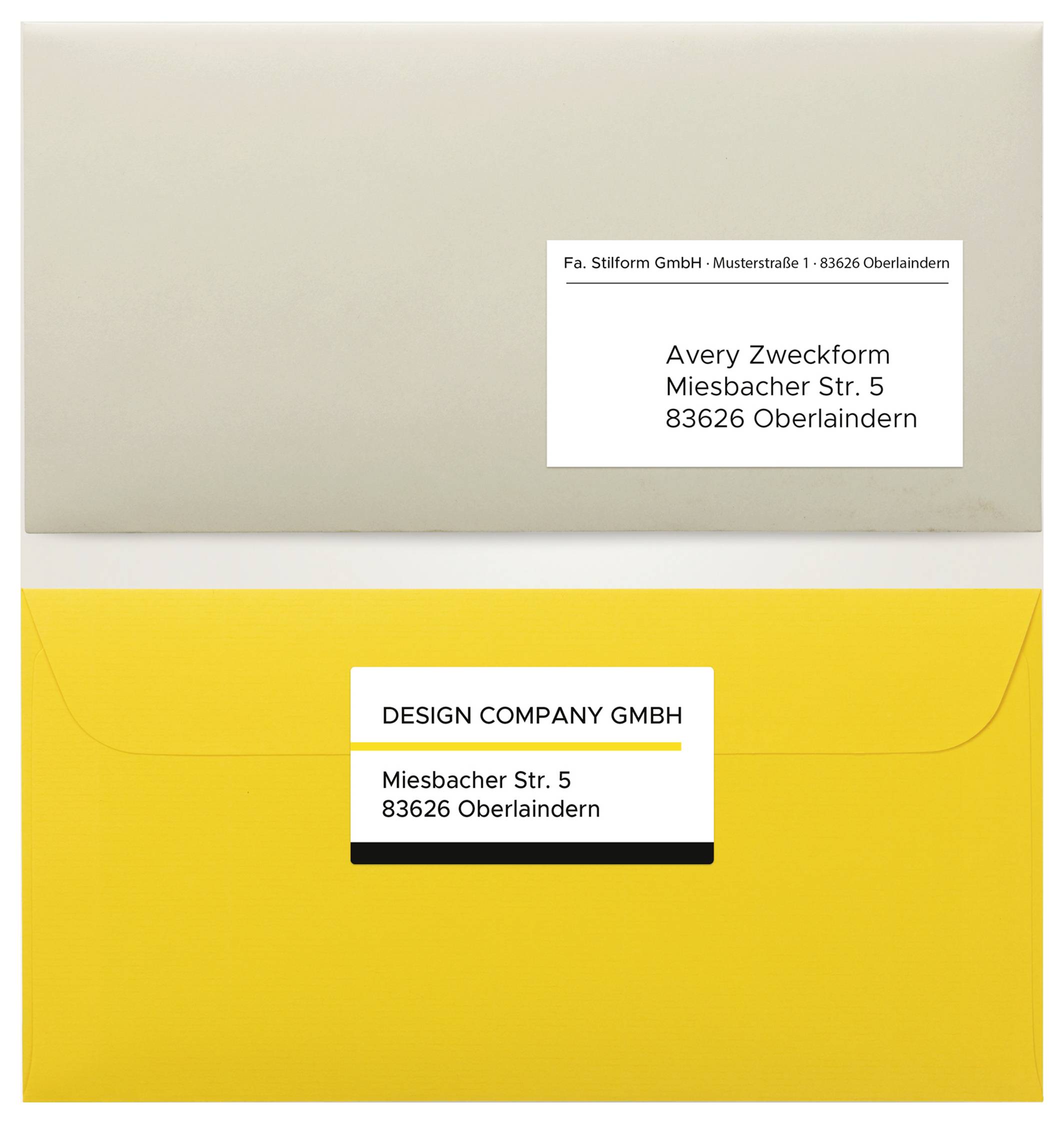 Twee enveloppen met adresstickers; bovenaan 'Avery Zweckform Miesbacher Str. 5 83626 Oberlaindern', onderaan 'DESIGN COMPANY GMBH Miesbacher Str. 5 83626 Oberlaindern'.