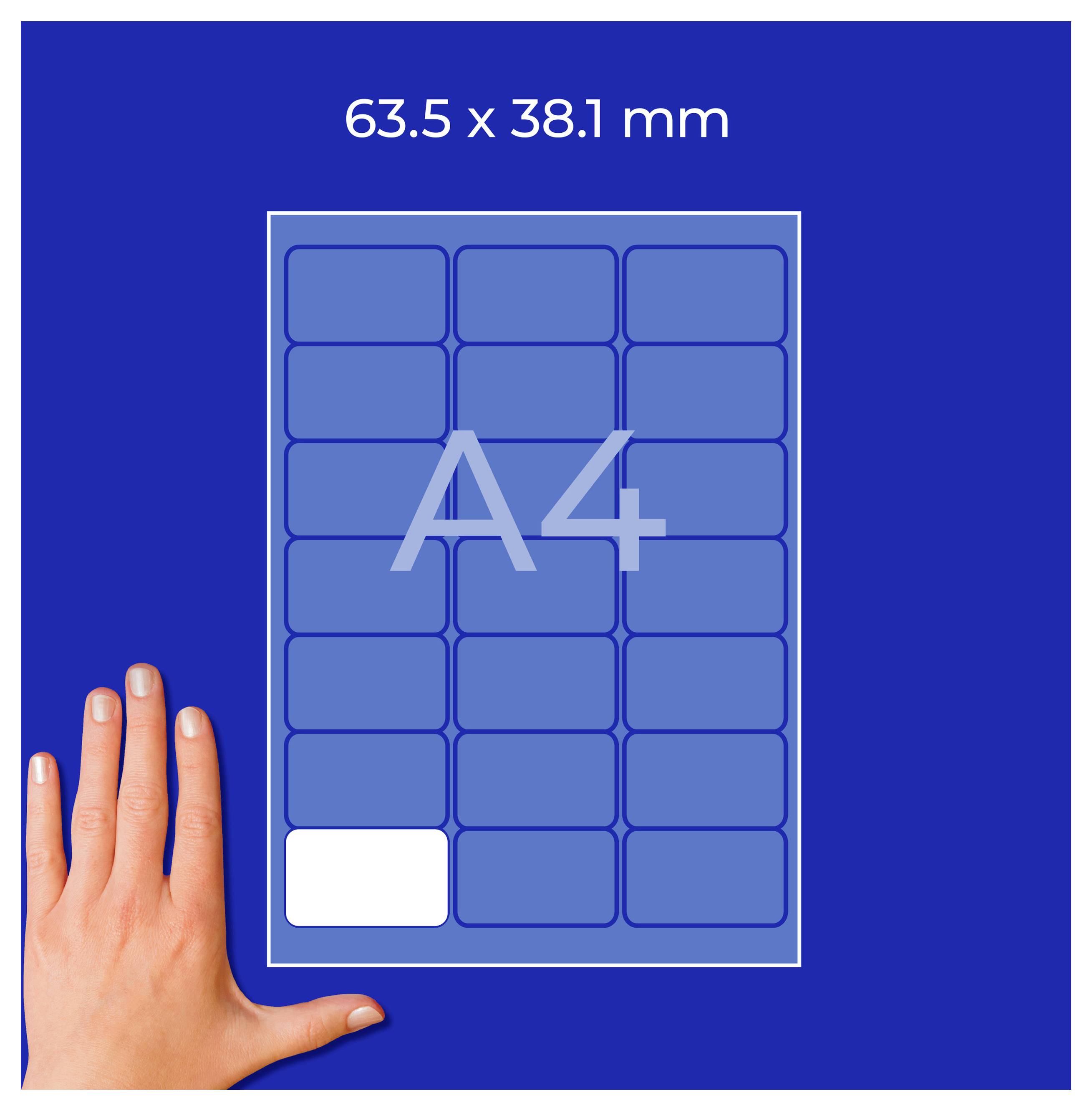A4-etikettensjabloon 63,5 × 38,1 mm met 3×7 raster; één veld linksonder is wit gemarkeerd, ernaast een hand als groottevergelijking.