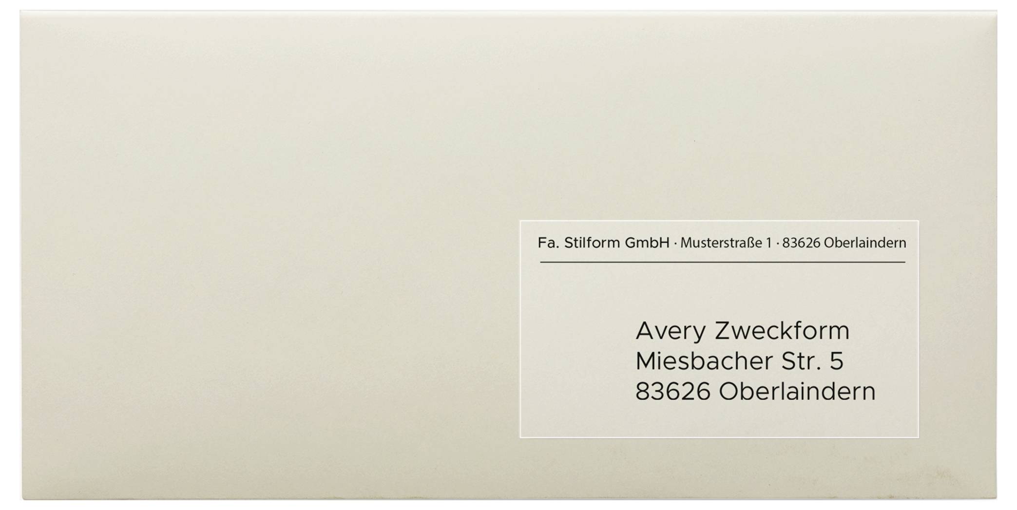 Beige omslag met adresetiket gericht aan 'Avery Zweckform Miesbacher Str. 5, 83626 Oberlindern' bij 'Fa. Stilform GmbH'
