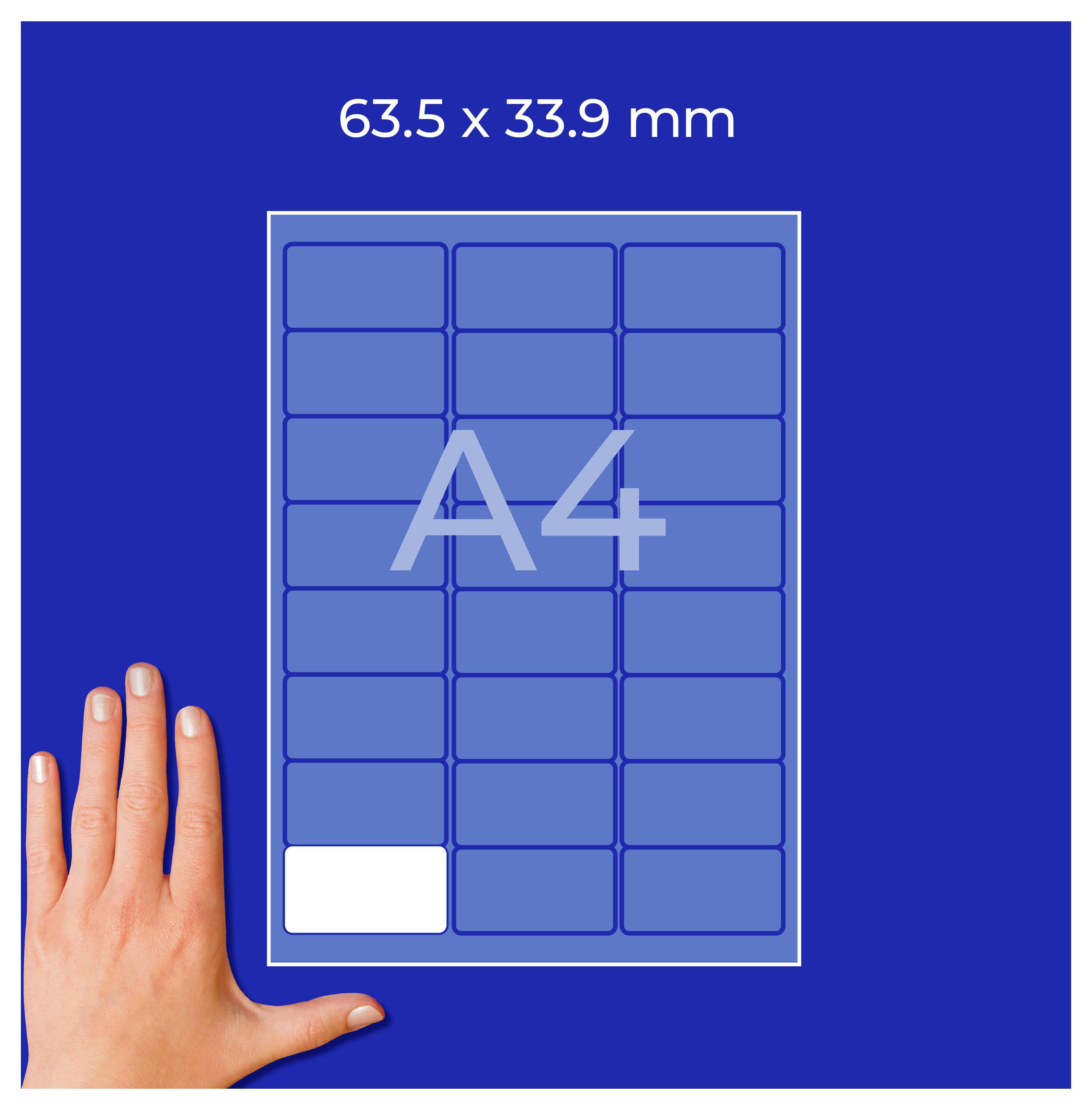 A4-sjabloon met 63,5 x 33,9 mm etiketten en hand als grootteref eron blauwe achtergrond.