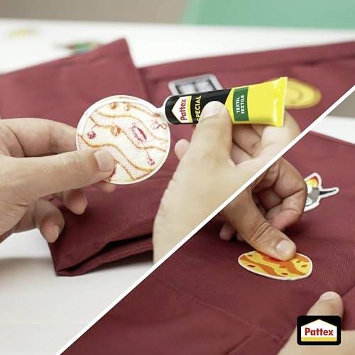 'Pattex Textiellijm' wordt gebruikt om stoffen patches op een bordeauxrode stof te bevestigen. Twee patches zijn te zien terwijl ze worden aangebracht en vastgezet.