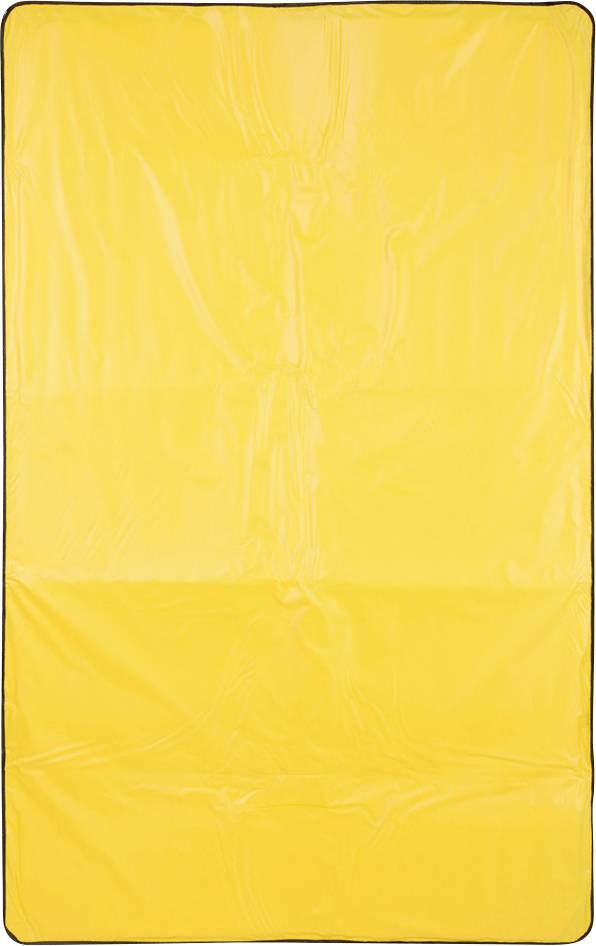 Gele deken, effen van kleur, volledig uitgespreid. Hij heeft een lichte glans en zichtbare vouwen op het oppervlak.