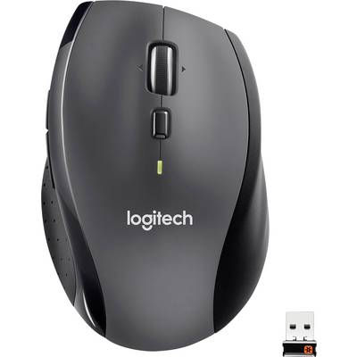 Een zwarte draadloze computermuis met scrollwiel, merktekst 'Logitech' en een USB-ontvanger ernaast.