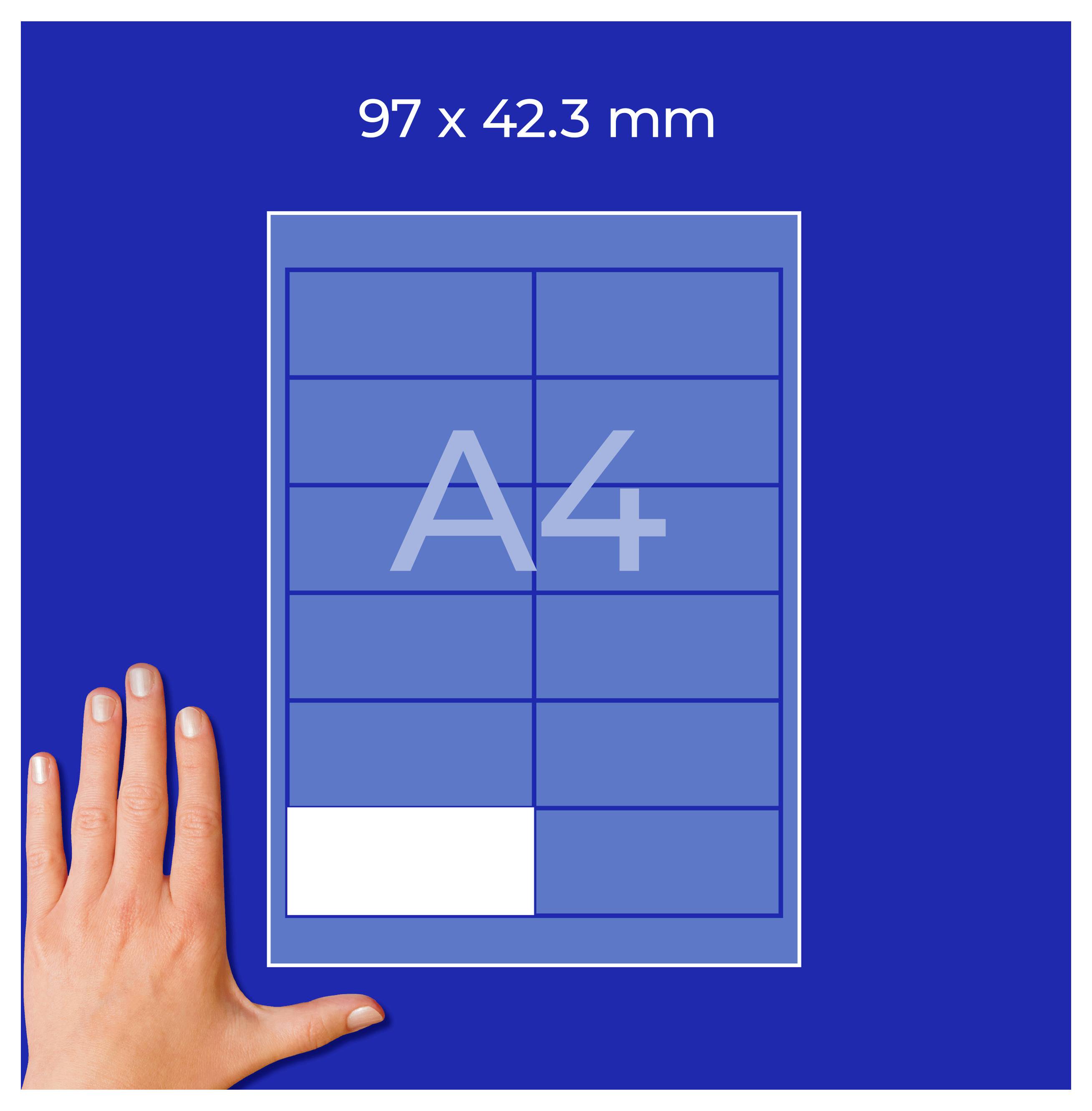 A4-etiketsjabloon 97 x 42,3 mm op blauwe achtergrond; ernaast een hand als formaatvergelijking.