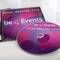 Cd's met de opschrift 'Sales Meeting 2014' en 'beEvents', versierd met roze graphics, liggen op een tafel.