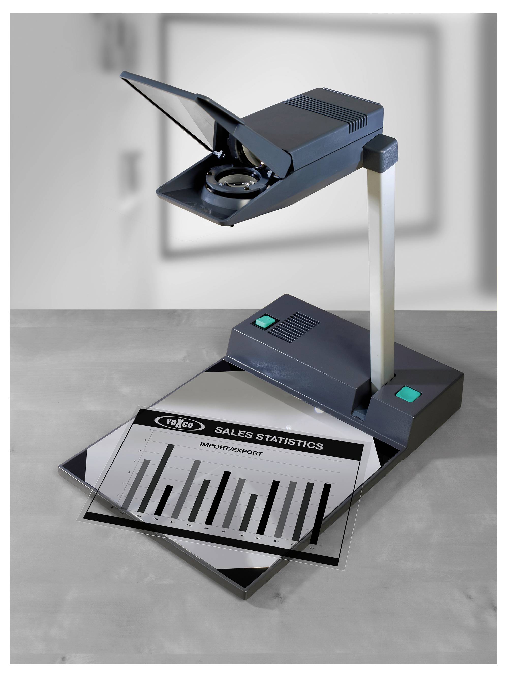 3D-scanner op statief met open scaanoppervlak; eronder een vel 'VERKOOPSTATISTIEKEN' met staafdiagram van import-/exportgegevens.