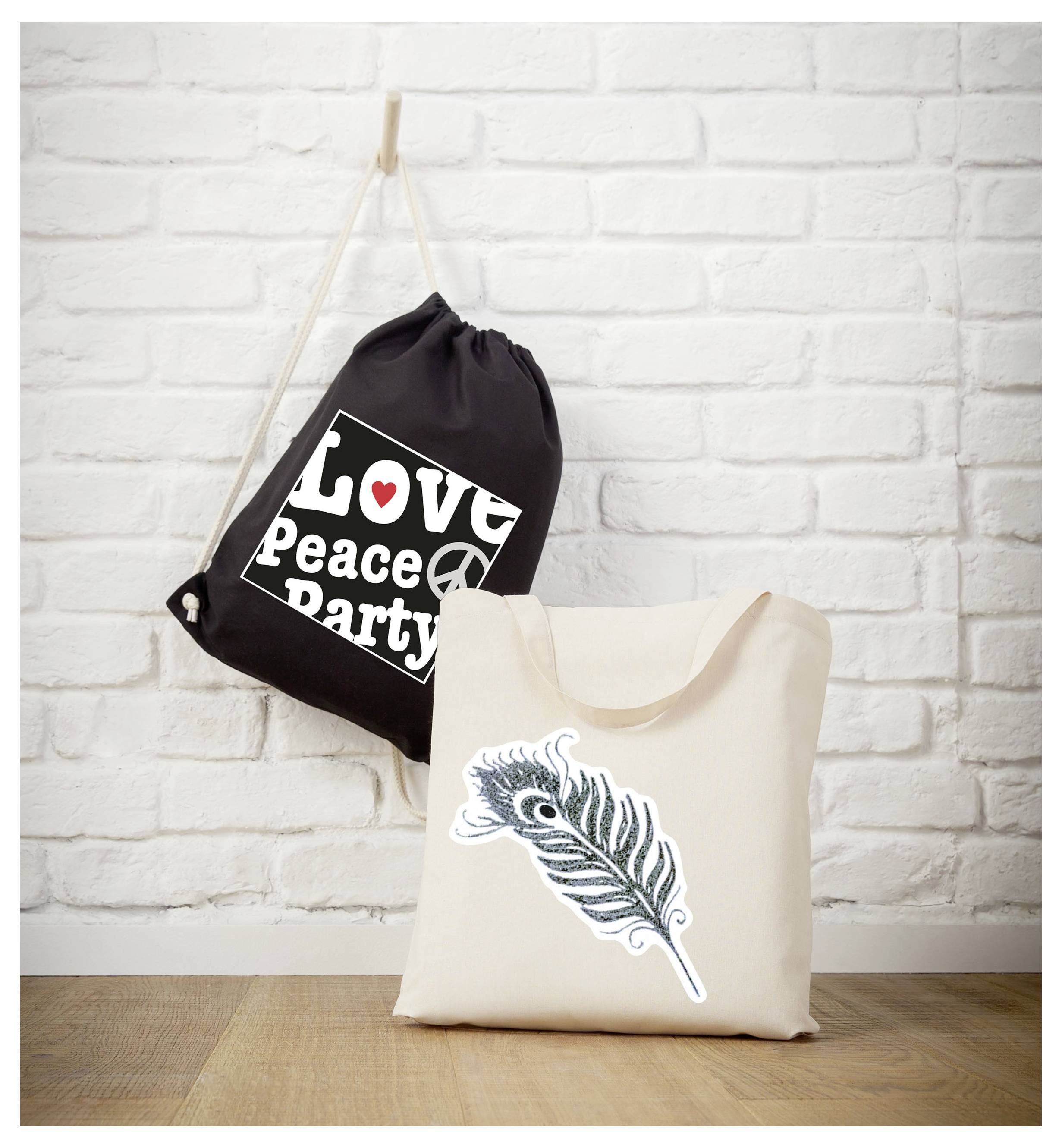 Beige stofzak met veerenmotief voor witte bakstenen muur; erachter zwarte sporttas met opdruk 'Love Peace Party'.