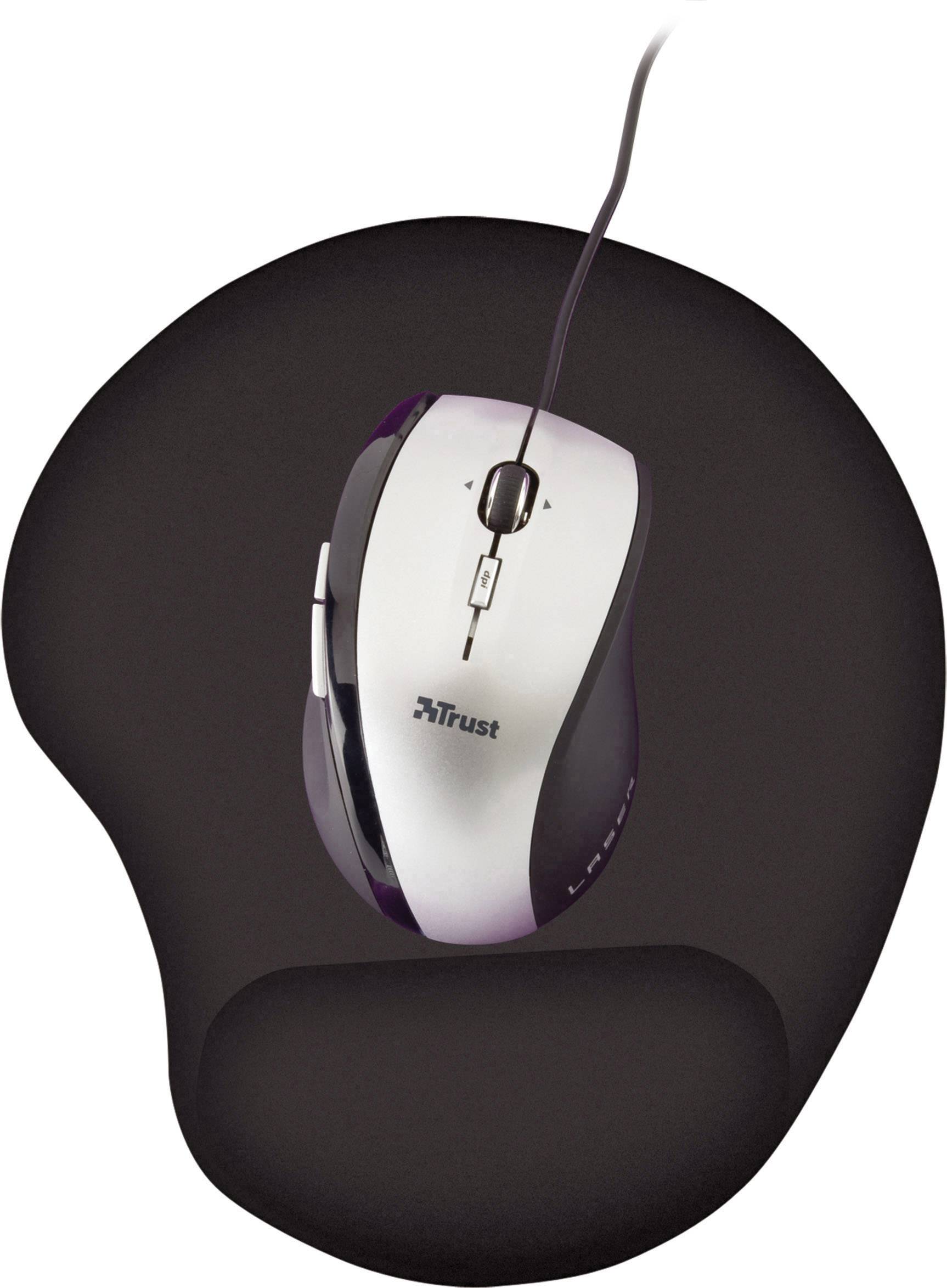 Een bedrade muis ligt op een ergonomisch, zwart muismat met polssteun.