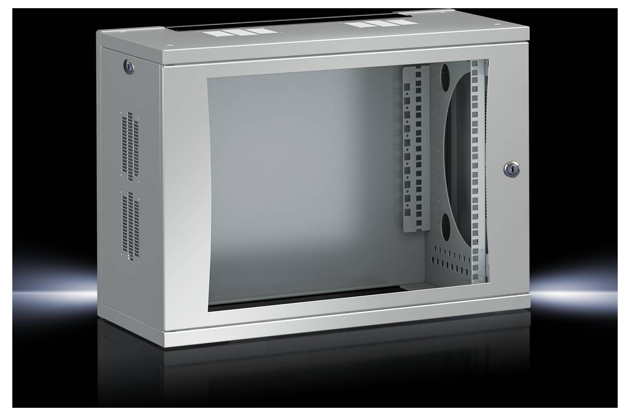 Zilveren, wandmonteerbaar rack-behuizing met glazen deur, bestemd voor het plaatsen van IT-apparatuur, voorzien van ventilatiesleuven aan de zijkanten.