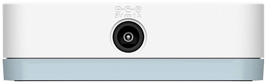 'Een witte camera met een blauwe basis, gecentraliseerde lens en 5V/1A-aansluiting bovenaan.'
