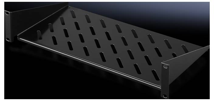 Metalen rek met ventilatiesleuven, geschikt voor serverracks, tegen een zwarte achtergrond.