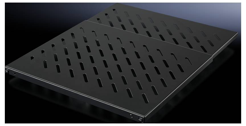 Een zwarte geperforeerde metalen plaat met talrijke schuine sleuven, ideaal voor ventilatie of als legplateau in een technische omgeving.