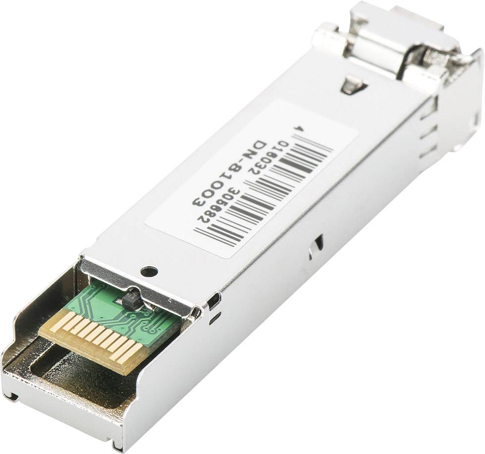 Een zilveren SFP-module met een groene chip en een serienummer bevindt zich op een witte achtergrond.