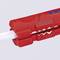 Rood striptang knipt een wit kabel door.