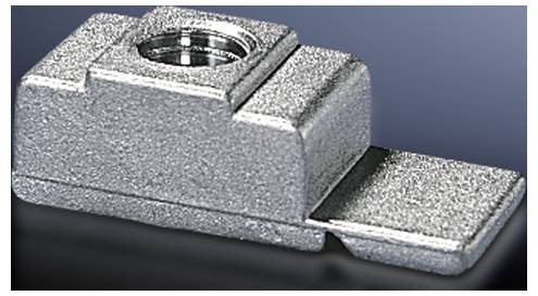 Een zilveren metalen klem met rechthoekige vorm en zichtbare schroefopening op een donkere achtergrond.