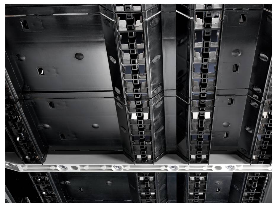 Een blik op de onderkant van LED-paneel plafondverlichting in een kantoorgebouw, symmetrisch gerangschikt en uitgeschakeld.