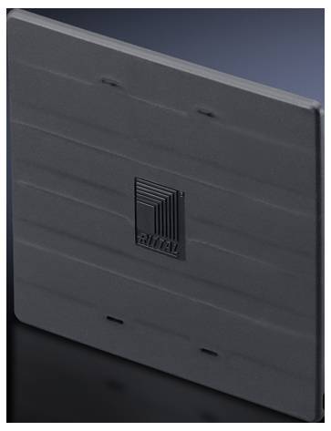 Grijs metalen onderdeel met groeven, 'Rittal' logo in het midden. Het onderdeel staat schuin op een donkere ondergrond.