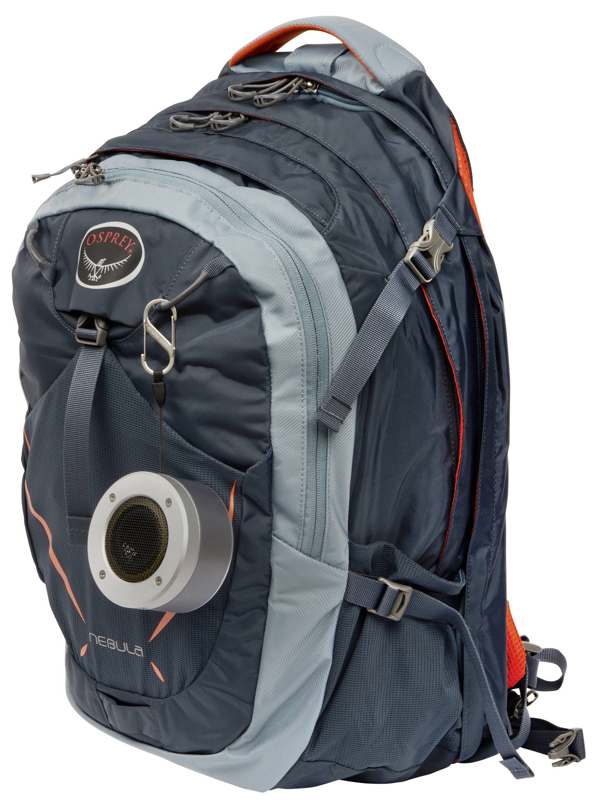 Een blauwe en grijze wandelrugzak met meerdere compartimenten, oranje accenten en een aan de riem bevestigde zilveren speaker.
