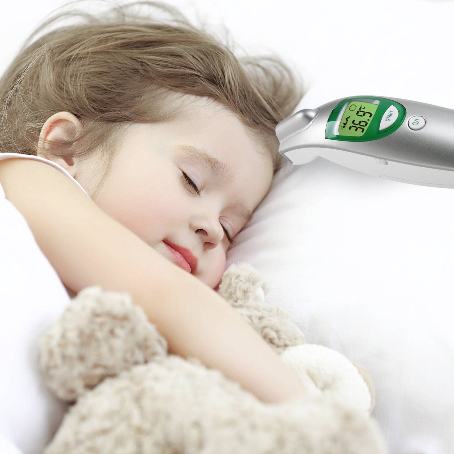 Een kind slaapt met een knuffeldier, terwijl een digitale thermometer naast diens voorhoofd een temperatuur van 36,4°C aangeeft.
