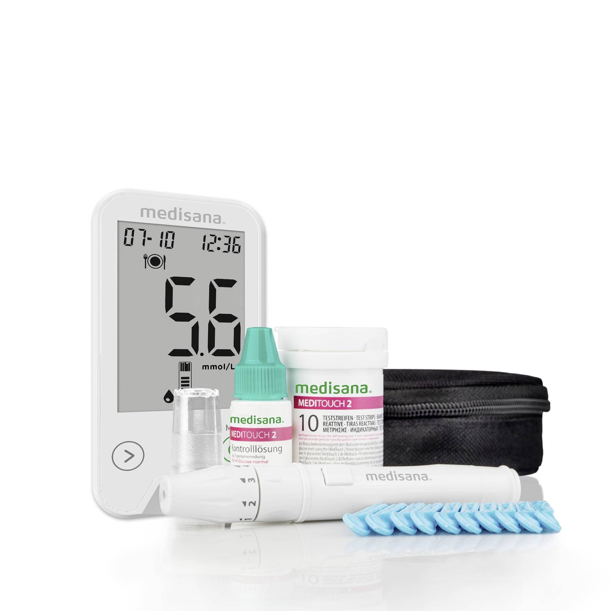 Bloedglucosemeter met teststrips, lancetpen en etui. Scherm toont 5,6 mmol/L. Producten zijn van Medisana.