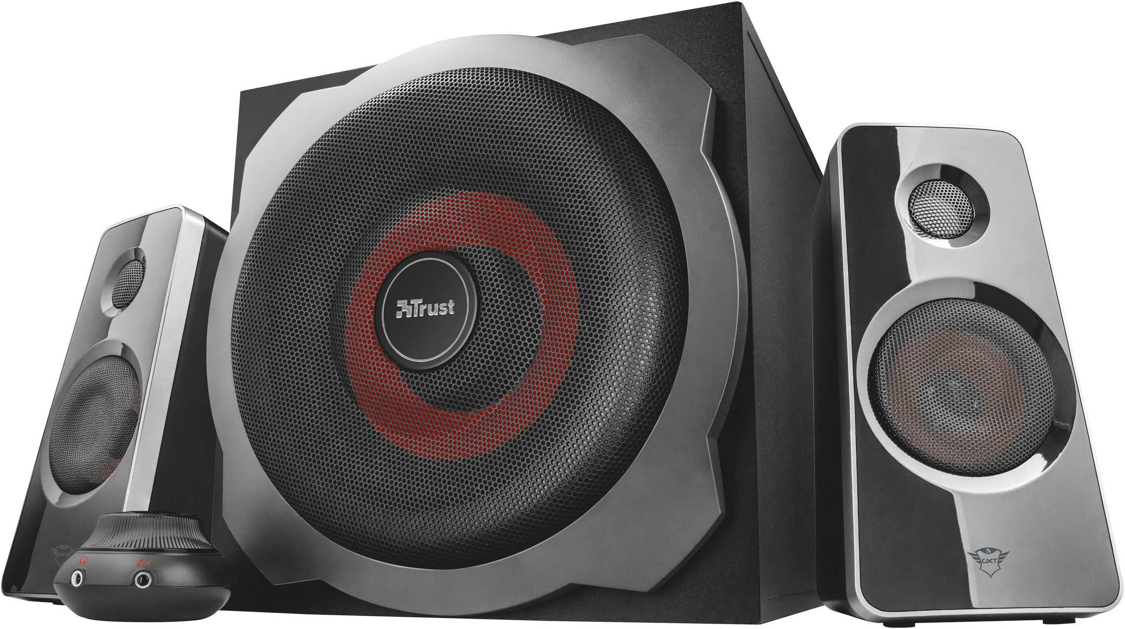 Een luidsprekerset met subwoofer en twee satellietluidsprekers, zilverkleurig met rode accenten, staat klaar voor muziekweergave.