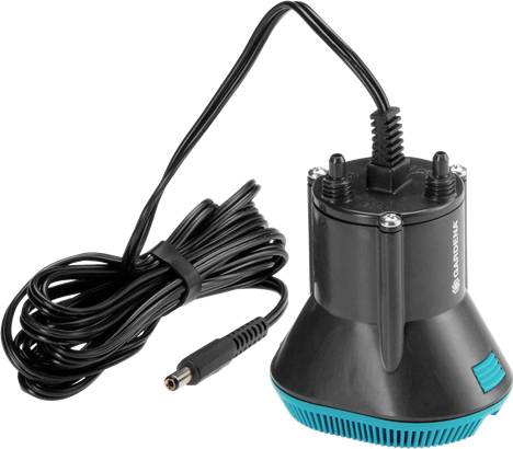 Een zwarte elektrische pomp met een blauwe voet en een lang snoer, geschikt voor tuin- of aquariumtoepassingen.