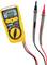 Digitale multimeter met een gele behuizing, toont '0.00 V' op het display. Twee meetleidingen, één zwart en één rood, zijn aangesloten.