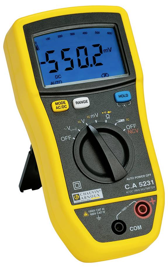 Gele multimeter toont '550,2 mV' op het display. Schakelaar voor het selecteren van meetfuncties bevindt zich in het midden van het apparaat.