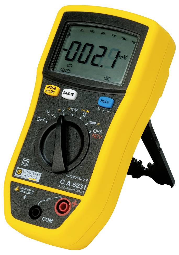 Een gele multimeter toont een meting van -0,02 millivolt. Het heeft meerdere modi en instellingsmogelijkheden voor verschillende spanningssoorten.
