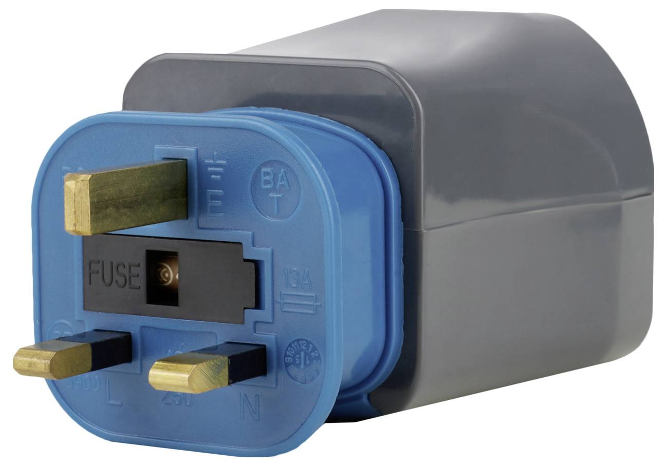 Close-up van een blauwe elektrische stekkeradapter met drie koperen pennen en een zichtbare zekeringopening op een grijze behuizing.