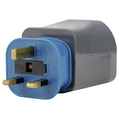 Close-up van een blauwe elektrische stekkeradapter met drie koperen pennen en een zichtbare zekeringopening op een grijze behuizing.