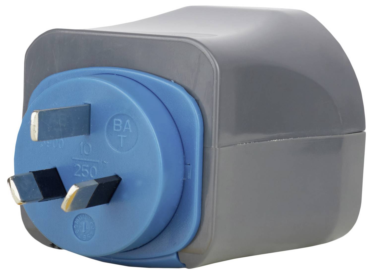 Vergroting van een blauw-grijs elektrisch stekkeradapter met drie pinnen op een witte achtergrond.
