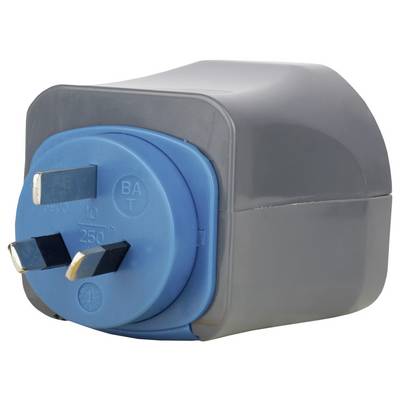 Vergroting van een blauw-grijs elektrisch stekkeradapter met drie pinnen op een witte achtergrond.